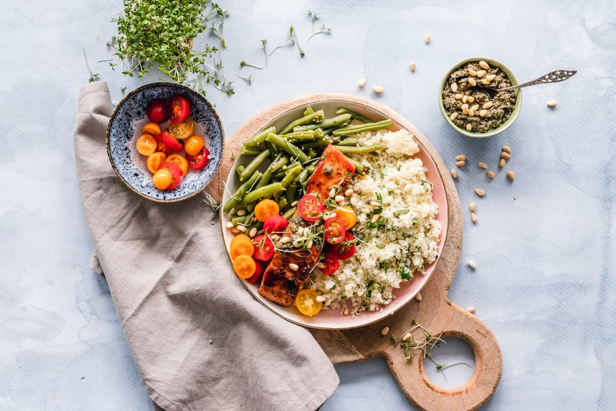 Semangkuk sayur dengan warna segar