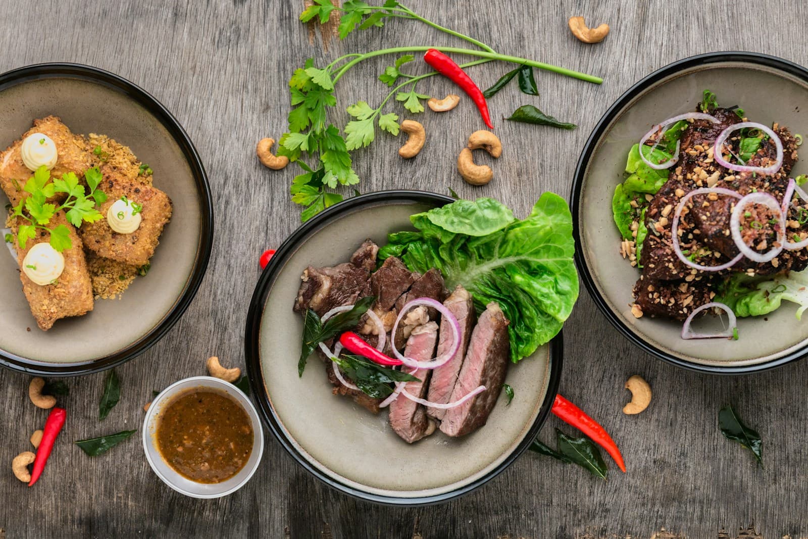 Aneka hidangan tersaji di meja makan bersama