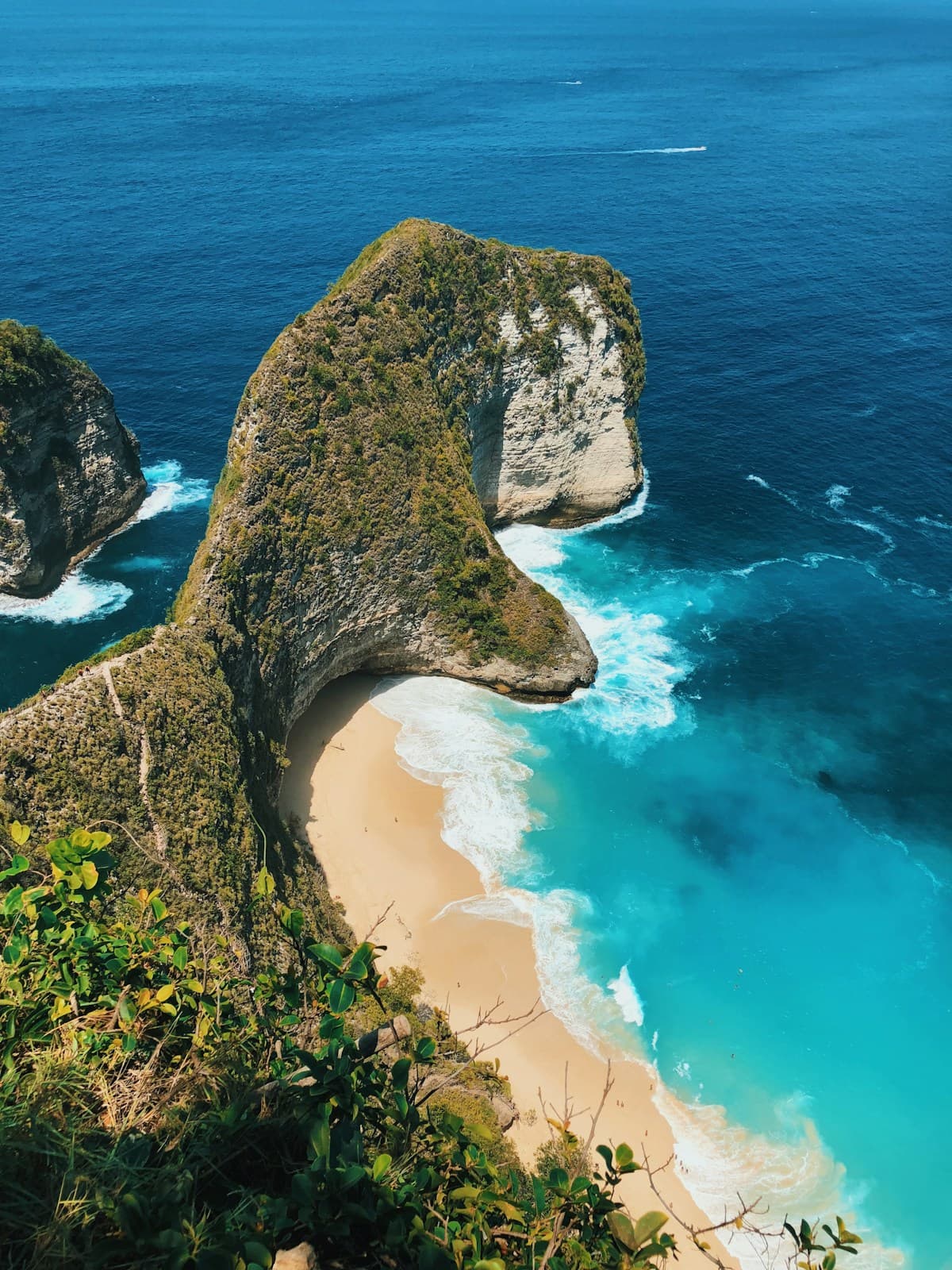 Pulau kecil dengan laut biru dilihat dari udara