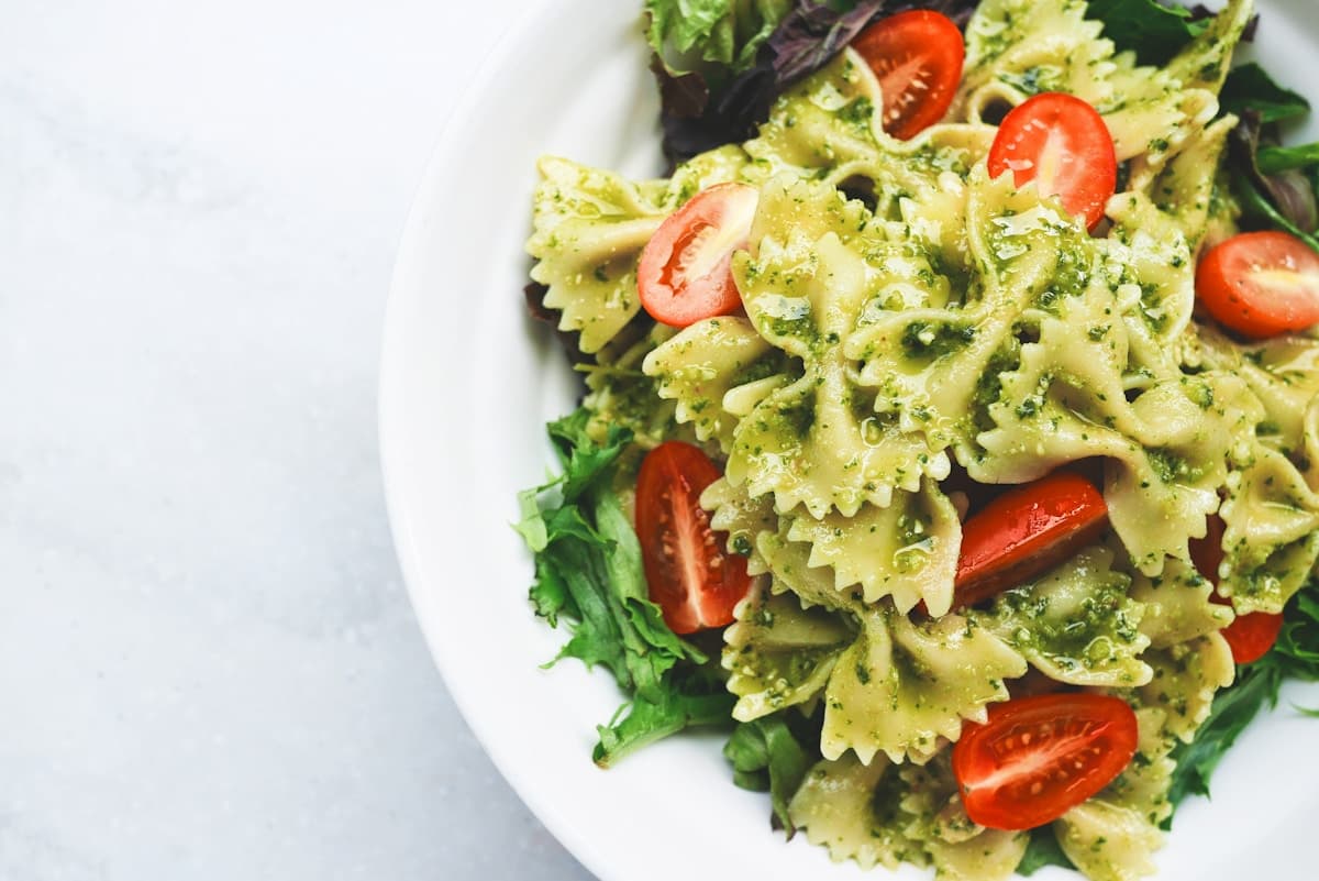 Pasta berbumbu pedas dengan taburan rempah